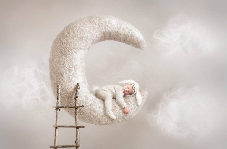 Kleines Baby als Hase auf dem Mond - Babyfotografie von Siebenschön Photography in Beckum
