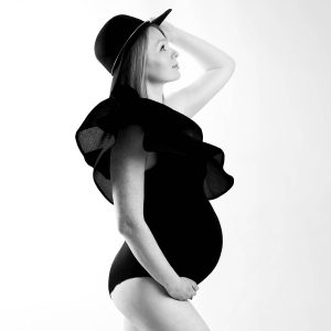 Stilvolles Babybauchshooting in schwarz-weiß mit Hut - fotografiert von Siebenschön Photography bei Oelde