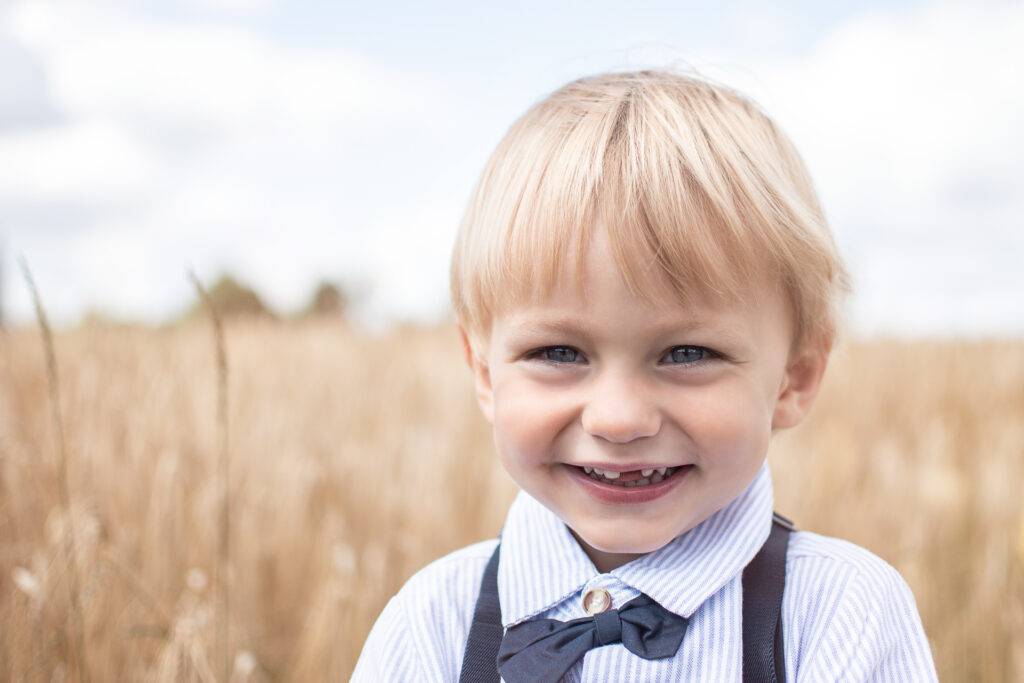 Portrait eines kleinen Jungen im Kornfeld - Kindershooting von Siebenschön Photography in der Nähe von Ahlen