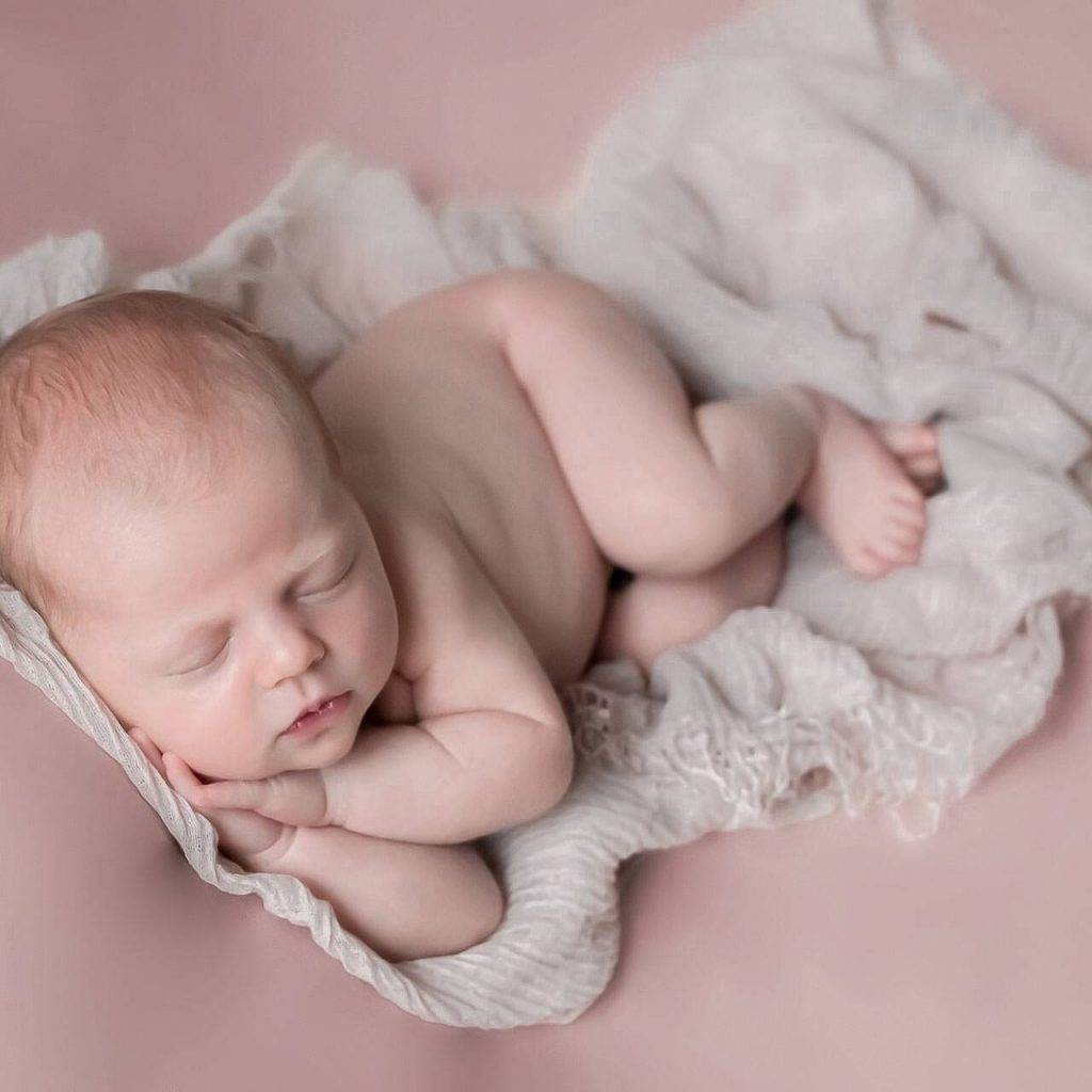 Babyfotografie eines schlafenden Neugeborenen fotografiert von Siebenschön Photography in der Nähe von Drensteinfurt