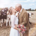 Stilvolle Brautpaarfotografie in NRW auf Kuhweide fotografiert von Siebenschön Photography