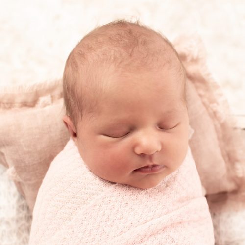 Prinzessin schläft in kleinem Bett - Siebenschön Photography - ausgezeichnete Babyfotografin Lisa Berger in Oelde und Umgebung