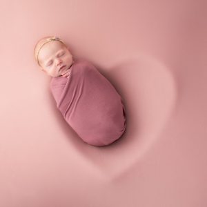 Neugeborenes in Herz - Babyfotografin Lisa Berger von Siebenschön Photography in Wadersloh