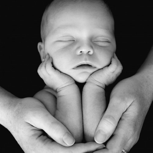 Froggy - Babyfotografie in Mamas schützenden Händen - fotografiert von Siebenschön Photography in Beckum
