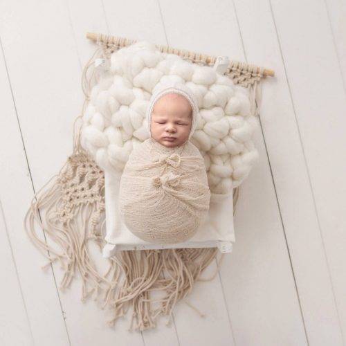 Baby auf Bett in Boho Stil - wunderschöne Neugeborenenfotografie von Siebenschön Photography in der Nähe von Oelde