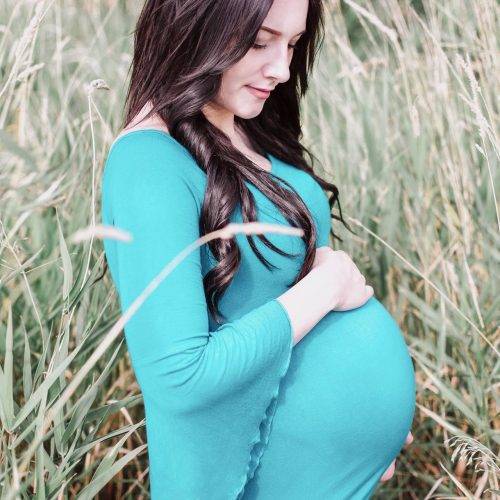 Babybauchshooting in einem Schwangerschaftskleid mit Trompetenärmeln fotografiert von Siebenschön Photography in der Nähe von Hamm