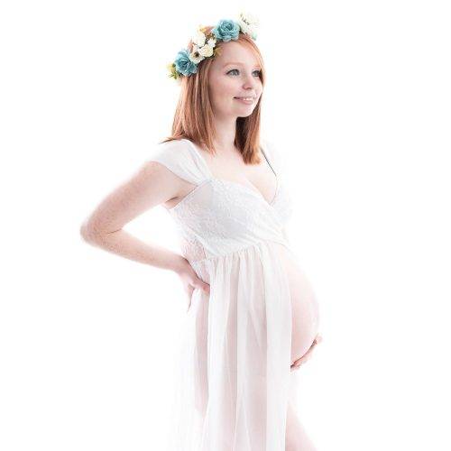 Zartes Portrait einer Schwangeren mit Blumenhaarkranz im Studio von Siebenschön Photography in der Nähe von Drensteinfurt