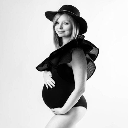 Zeitloses Babybauchfoto in shwarzem Body mit Hut fotografiert von Siebenschön Photography in der Nähe von Hamm