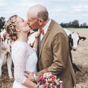 Brautpaar auf Kuhweide - zeitlose und liebevolle Hochzeitsbegleitung der Fotografin Lisa Berger | Siebenschön Photography in Ahlen