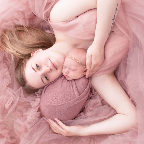 Neugeborenenfotos mit Mutter - Fotoshooting bei Siebenschön Photography in Beckum