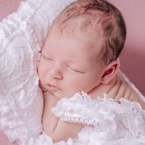 Kleines Mädchen auf weißem Kissen - Siebenschön Photography - ausgezeichnete Babyfotografin Lisa Berger in Ahlen und Umgebung