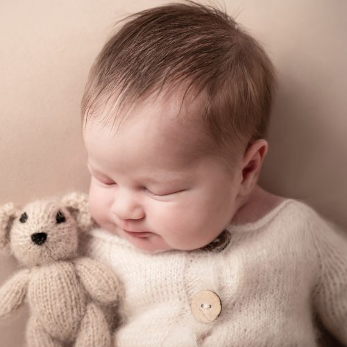 Baby mit Teddy im Bohostil beim Babyshooting - Siebenschön Photography - ausgezeichnete Babyfotografin Lisa Berger in Telgte