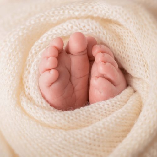 Kleine Füße - Neugeborenenshooting - emotionales Fotoshooting mit Baby bei Siebenschön in Ahlen