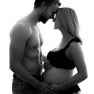 schwarz weiß - Paar beim Babybauchshooting - elegant und zeitlos - Schwangerschaftsfotos fotografiert von Lisa Berger | Siebenschön Photography in Beckum
