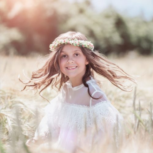 Tanzendes Mädchen im Getreidefeld - Kinder Fotoshooting mit Siebenschön Photography in Ahlen